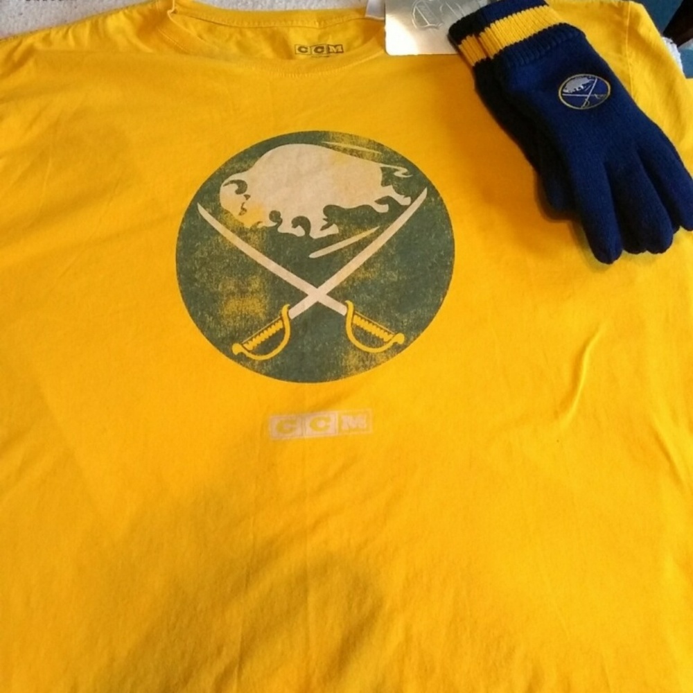 Buffalo sabres sports t-shirt & Gloves